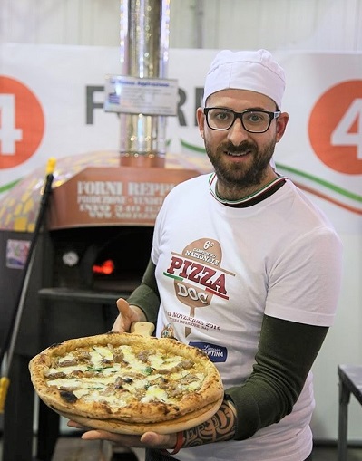 gennaro cirelli con pizza vincitrice (002).jpg